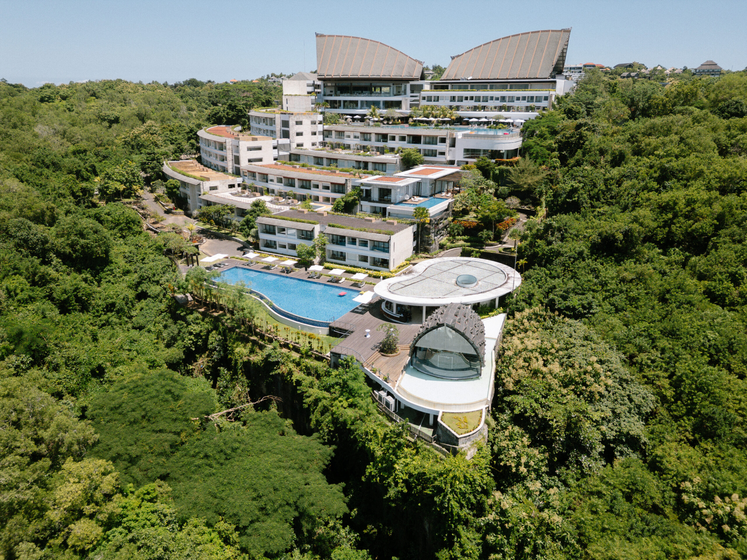 Cliff top wedding ceremony at Renaissance Bali Uluwatu, ideal Bali wedding venue for Darwin and Australian couples